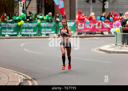 Hayley Carruthers (GBR), konkurrieren in 2019 der Elite Frauen London Marathon. Sie ging am 18. in ihrer Kategorie zu beenden, mit einer Zeit von 02:33:59 Stockfoto