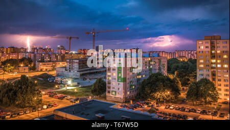 Die Blitze über dem Gehäuse. Night Storm in der Stadt. Stockfoto