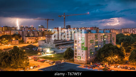 Die Blitze über dem Gehäuse. Night Storm in der Stadt. Stockfoto