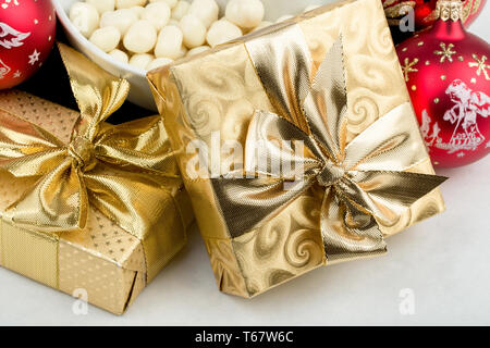 Weihnachtsdekoration und goldene Box mit Band Stockfoto