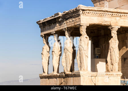 Athen, Griechenland. Die Veranda der Karyatiden am Erechtheion, eine antike griechische Tempel auf der Akropolis zu Athena und Poseidon gewidmet Stockfoto