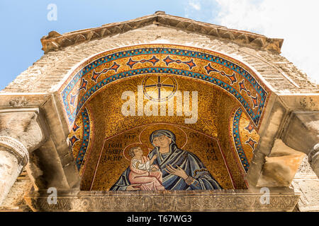 Athen, Griechenland. Mosaik der Madonna mit Kind an der südlichen Vorhalle der Kirche Panagia Kapnikarea, einer griechisch-orthodoxen Kirche Stockfoto