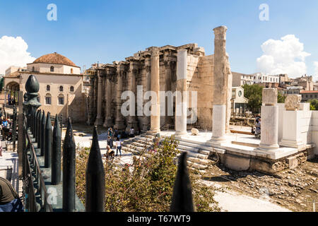 Athen, Griechenland. Hadrian's Bibliothek, einem ehemaligen Bibliothek durch den römischen Kaiser Hadrian im AD 132 erstellt auf der Nordseite der Akropolis Stockfoto