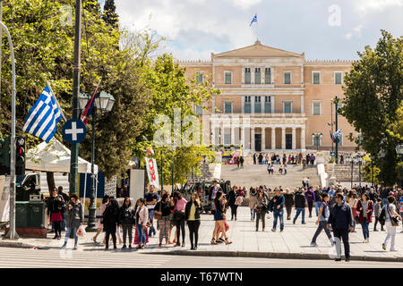 Athen, Griechenland. Das griechische Parlament, das Parlament von Griechenland im Alten Königlichen Palast mit Blick auf den Syntagma Platz entfernt Stockfoto