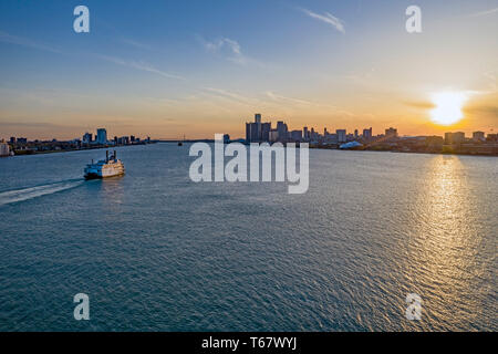 Detroit, Michigan - die Detroit Prinzessin Riverboat auf dem Detroit River zwischen Detroit (rechts) und Windsor, Ontario während einer Dinner-Kreuzfahrt bei Sonnenuntergang. Stockfoto