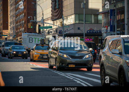 Der Verkehr auf der 14th Street in New York am Mittwoch, den 24. April 2019. Da der L-Zug die Abschaltung die Stadt mit dem eigenen Auto durch den Verkehr zwischen 3. und 9. Avenue auf der Durchgangsstraße verbieten. Die Busse werden Priorität haben, da Sie shuttle Pendler, die in der Regel die L-Zug nehmen würde. Der Zug wird als notwendige Reparaturen auf der Canarsie Tunnel gestört werden ab Freitag. Die oberfläche Einschränkungen werden im Juni beginnen. (Â© Richard B. Levine) Stockfoto