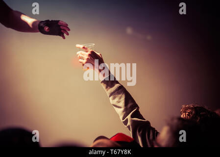 BARCELONA - Feb 15: ein Mann voller Freude mit einem Glas Bier auf seine Hand in ein Konzert im Apollo am 15. Februar in Barcelona, Spanien 2018 Veranstaltungsort. Stockfoto