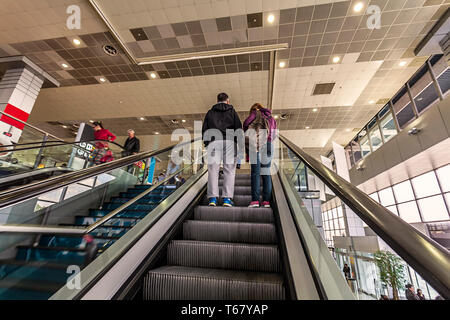 Rückansicht des Mannes und der Frau auf Rolltreppe Hintergrund mit Bewegung. Shopping Mall, Flughafen reisen, Metro Station. Bild Stockfoto
