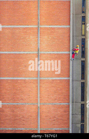 Bauarbeiter arbeiten in hohen Gebäude. Für den Bau und die Reparatur Backsteinfassade. - Bild Stockfoto