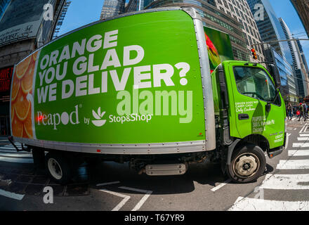 Ein peapod Lkw die Lieferungen in New York am Montag, 29. April 2019. Peapod ist eine Tochtergesellschaft von Ahold Delhaize, einem internationalen Lebensmitteleinzelhandel in den Niederlanden. Das Unternehmen betreibt 22 Marken in 11 Ländern einschließlich Stop & Shop in den USA (Â© Richard B. Levine) Stockfoto