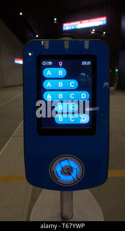 Helsinki, Finnland - 29. April 2019: HSL-travel card reader mit neuen Zonen A, B, C und D, die in der breiteren Region Helsinki stellte zwei Tage zuvor in Stockfoto