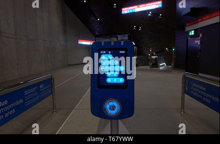 Helsinki, Finnland - 29. April 2019: HSL-travel card reader mit neuen Zonen A, B, C und D, die in der breiteren Region Helsinki stellte zwei Tage zuvor in Stockfoto