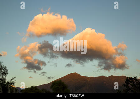 Mehrere Exposition von Woolly Wolken auf Iguaque Berg, in der Nähe der kolonialen Stadt Villa de Leyva, in der Zentralen kolumbianischen Anden. Stockfoto