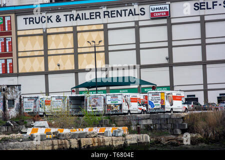 Industrie und Entwicklung rund um das Spülen Creek in der Nähe von Queens in New York am Samstag, 20. April 2019. (© Richard B. Levine) Stockfoto