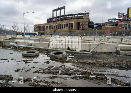 Im Schatten der CitiField das Automobil Werkstätten der Willets Punkt im Stadtteil Queens in New York am Samstag, 20. April 2019. Die Stadt in den letzten Jahren vertrieben haben, die meisten der Unternehmen und die 61 Hektar großen Gelände, das so genannte "Eiserne Dreieck", ein Gewerbegebiet Wartung Auto Besitzer seit Jahrzehnten, hat wenige verbleibende Werkstätten (Â© Richard B. Levine) Stockfoto