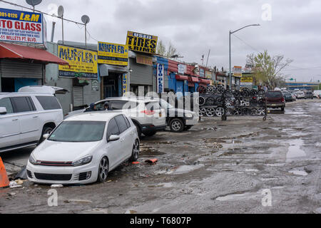 Im Schatten der CitiField das Automobil Werkstätten der Willets Punkt im Stadtteil Queens in New York am Samstag, 20. April 2019. Die Stadt in den letzten Jahren vertrieben haben, die meisten der Unternehmen und die 61 Hektar großen Gelände, das so genannte "Eiserne Dreieck", ein Gewerbegebiet Wartung Auto Besitzer seit Jahrzehnten, hat wenige verbleibende Werkstätten (Â© Richard B. Levine) Stockfoto