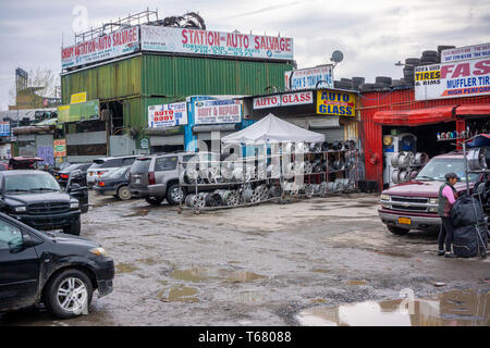 Im Schatten der CitiField das Automobil Werkstätten der Willets Punkt im Stadtteil Queens in New York am Samstag, 20. April 2019. Die Stadt in den letzten Jahren vertrieben haben, die meisten der Unternehmen und die 61 Hektar großen Gelände, das so genannte "Eiserne Dreieck", ein Gewerbegebiet Wartung Auto Besitzer seit Jahrzehnten, hat wenige verbleibende Werkstätten (Â© Richard B. Levine) Stockfoto