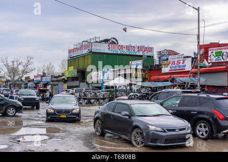 Im Schatten der CitiField das Automobil Werkstätten der Willets Punkt im Stadtteil Queens in New York am Samstag, 20. April 2019. Die Stadt in den letzten Jahren vertrieben haben, die meisten der Unternehmen und die 61 Hektar großen Gelände, das so genannte "Eiserne Dreieck", ein Gewerbegebiet Wartung Auto Besitzer seit Jahrzehnten, hat wenige verbleibende Werkstätten (Â© Richard B. Levine) Stockfoto