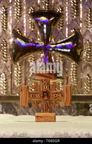 Croix de Jérusalem en bois d'Olivier représentant Jésus-Christ devant un-Wohnung. Stockfoto