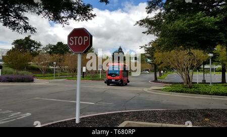 Fahrerlose Shuttle von selbst das Fahrzeug mit dem Unternehmen leicht 1,6 km durch den Bischof Ranch Office Park in San Ramon, Kalifornien, das erste vollständig autonomen Shuttlebus autorisierten auf öffentlichen Straßen im Staat Kalifornien zu fahren, April 16, 2019 fahren. () Stockfoto