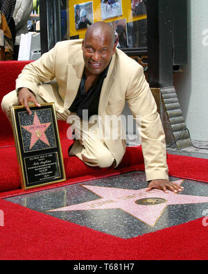 JOHN SINGLETON (6. Januar 1968 - 29. April 2019) war ein US-amerikanischer Regisseur, Drehbuchautor und Produzent am besten bekannt für die Leitung der 1991 Film "Boyz n der Haube', für die er für den Academy Award für den besten Regisseur nominiert wurde, wird der erste Afroamerikaner und die jüngste Person, die jemals für die Vergabe im Alter von 24 Jahren nominiert worden zu sein. Im Bild: August 26, 2003 - Hollywood, Kalifornien, USA - Regisseur John Singleton bei der Einweihung der seinen Stern auf dem Hollywood Walk of Fame. (Bild: © Clinton Wallace/Kugel Fotos/ZUMAPRESS.com) Stockfoto