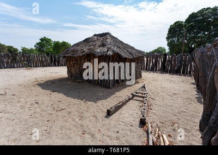 Traditionelle afrikanische Dorf mit Häusern Stockfoto