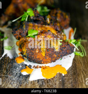 Chicken Wings diente in Charleston, South Carolina, USA. Das Huhn hat gebeizt vor dem Kochen. Stockfoto