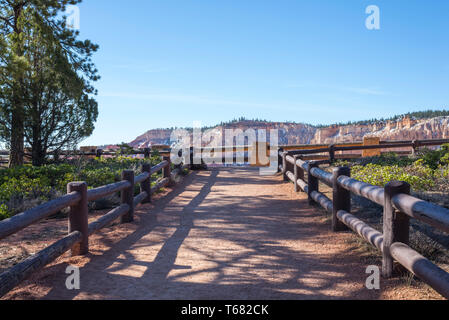 Pfad zu den Bryce Amphitheater am Sunset Point führt. Bryce Canyon National Park, Utah, USA. Stockfoto