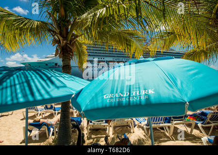 Kreuzfahrtschiff und Sonnenschirme, Grand Turk Cruise Port, Grand Turk Island, Turks- und Caicosinseln, Karibik. Stockfoto