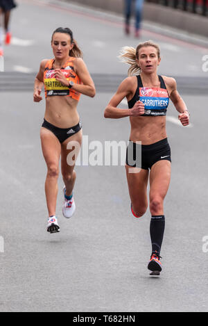 Hayley Carruthers und Lily Partridge fahren beim Virgin Money London Marathon 2019 in der Nähe der Tower Bridge, London, Großbritannien Stockfoto