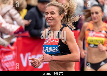 Hayley Carruthers Rennen beim Virgin Money London Marathon 2019 in der Nähe der Tower Bridge, London, Großbritannien Stockfoto