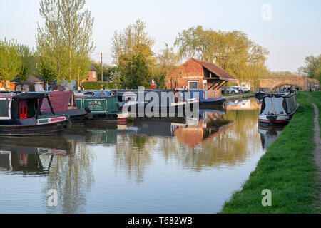 Kanal Boote in der Oxford Canal an Aynho Wharf im Frühjahr. Aynho, Oxfordshire, England Stockfoto