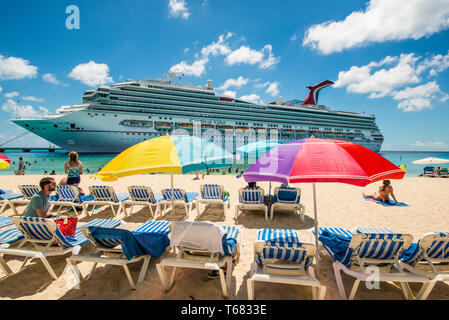 Kreuzfahrtschiff und Sonnenschirme, Grand Turk Cruise Port, Grand Turk Island, Turks- und Caicosinseln, Karibik. Stockfoto