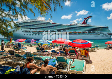 Kreuzfahrtschiff und Sonnenschirme, Grand Turk Cruise Port, Grand Turk Island, Turks- und Caicosinseln, Karibik. Stockfoto