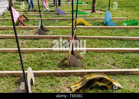 Valencia, Spanien - 29. April 2019: Portable Mini-golf auf dem Rasen platziert für Spaß für Kinder. Stockfoto