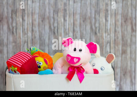 Spielkiste voller Stofftiere Stockfoto