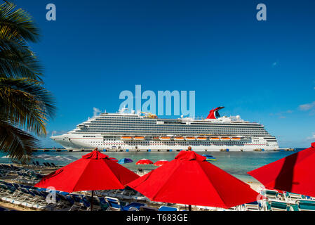 Kreuzfahrtschiff und Sonnenschirme, Grand Turk Cruise Port, Grand Turk Island, Turks- und Caicosinseln, Karibik. Stockfoto