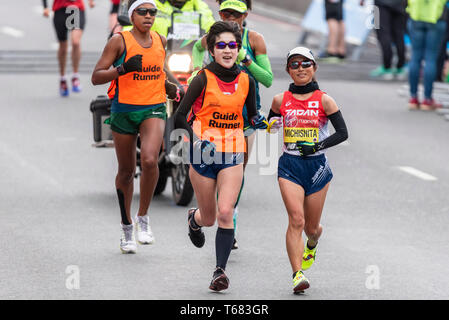 Misato Michishita aus Japan beim Virgin Money London Marathon 2019 in der Nähe der Tower Bridge, London, Großbritannien. T11 T12 Gewinner Stockfoto