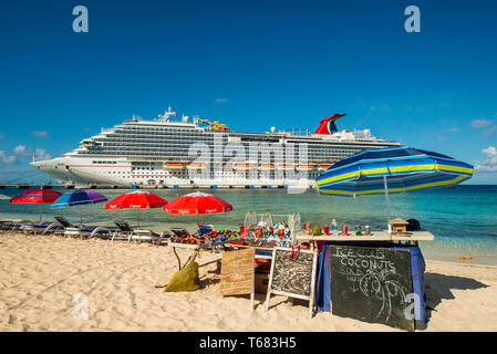 Kreuzfahrtschiff und Sonnenschirme, Grand Turk Cruise Port, Grand Turk Island, Turks- und Caicosinseln, Karibik. Stockfoto