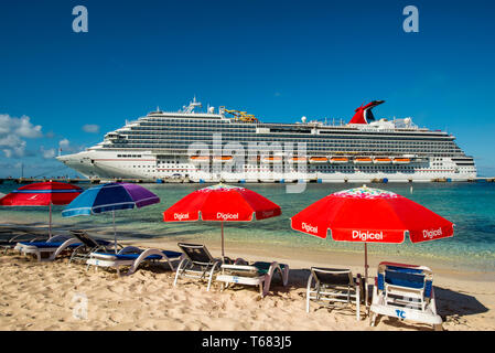 Kreuzfahrtschiff und Sonnenschirme, Grand Turk Cruise Port, Grand Turk Island, Turks- und Caicosinseln, Karibik. Stockfoto