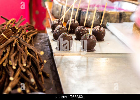 Gebratene Äpfel in Schokolade getauchten auf einer Messe. Stockfoto