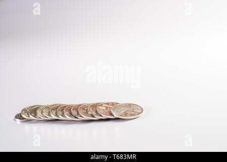 Reihen von silbrig Spanische Peseta Münzen auf weißem Hintergrund. Stockfoto