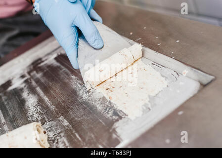Rolling ein weißes Eis eine Tasse Schokolade vorzubereiten - aufgewickelt Eis Stockfoto