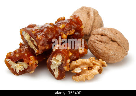 Frische Churchkhela mit Walnüssen auf weißem Hintergrund Stockfoto