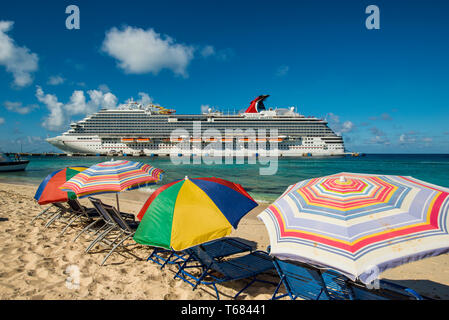 Kreuzfahrtschiff und Sonnenschirme, Grand Turk Cruise Port, Grand Turk Island, Turks- und Caicosinseln, Karibik. Stockfoto