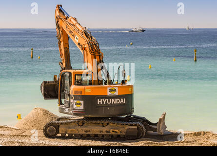 CANNES, Frankreich - April 2019: Bagger Hinzufügen neuer Sand am Strand in Cannes für den Frühling und Sommer Saison bereit Stockfoto