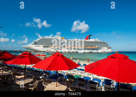 Kreuzfahrtschiff und Sonnenschirme, Grand Turk Cruise Port, Grand Turk Island, Turks- und Caicosinseln, Karibik. Stockfoto