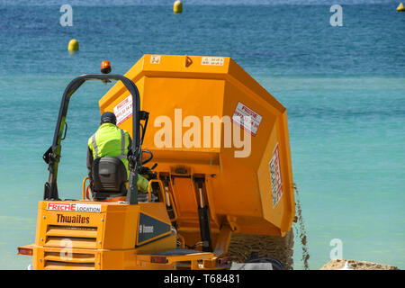 CANNES, Frankreich - April 2019: Muldenkipper kippen neue Sand am Strand in Cannes für den Frühling und Sommer Saison bereit Stockfoto