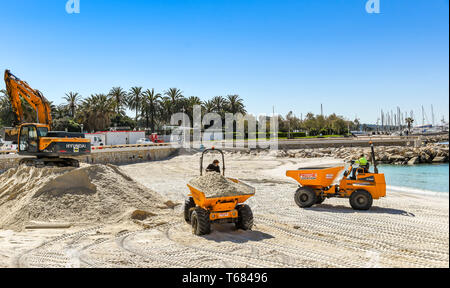 CANNES, Frankreich - April 2019: Muldenkipper transportieren Sand über den Strand in Cannes für den Frühling und Sommer Saison bereit, Stockfoto