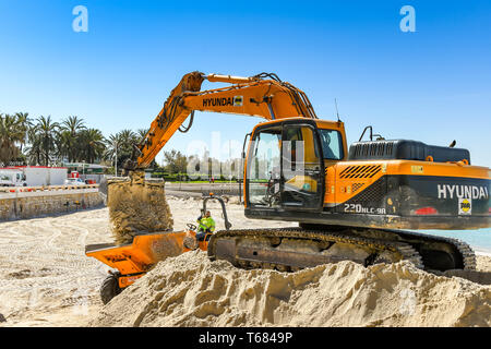 CANNES, Frankreich - April 2019: Bagger arbeiten auf einem Haufen Sand verwendet wird, um den Strand zu verbessern in Cannes für den Sommer bereit Stockfoto